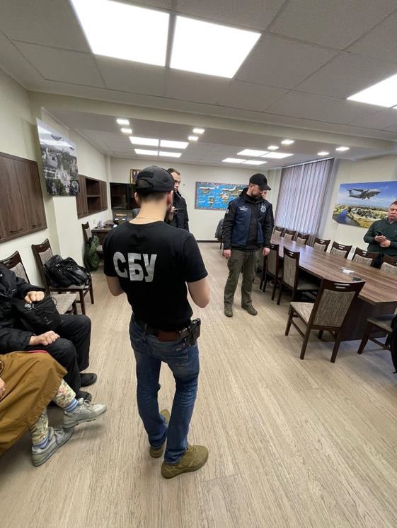 SSU detains ex-Antonov director Bychkov and security chief Netiosov for obstructing preparation of Hostomel airfield defense. They were arrested by court for two months 03