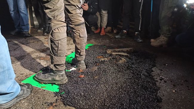 В Феофании, где лечится Зеленский, активисты провели акцию с фаерами и асфальтом 16 В Феофании, где лечится Зеленский, активисты провели акцию с фаерами и асфальтом 16