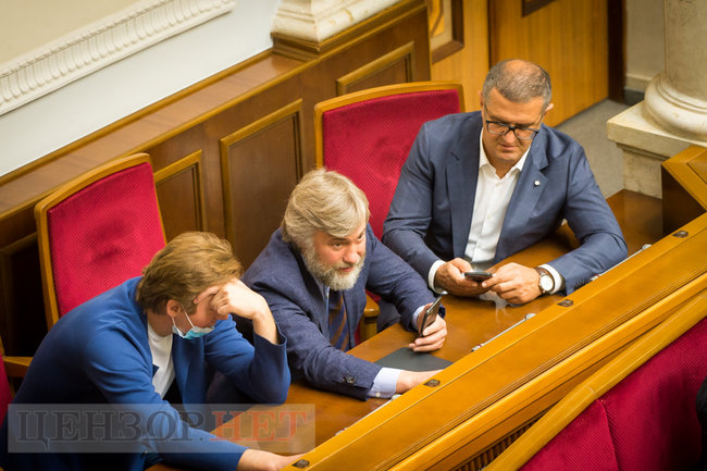 Предвыборные страсти в партийных чатах, красное платье Пидласой и фотопоказ от Янченко, - работа Рады 14 июля 13