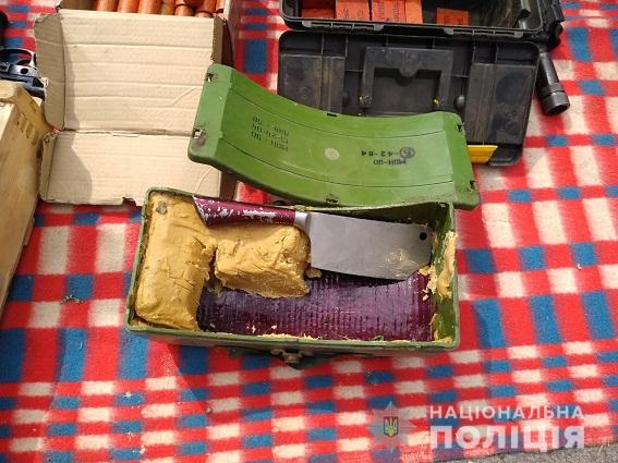 Поліцейські повідомили про підозру трьом правоохоронцям, а також затримали чотирьох чоловіків, причетних до діяльності нікопольського ОЗУ Біле братство 02