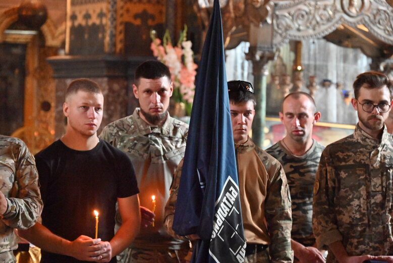 У Володимирському соборі попрощалися із загиблим у боях за Україну воїном Микитою Оптимістом Красновідом 41