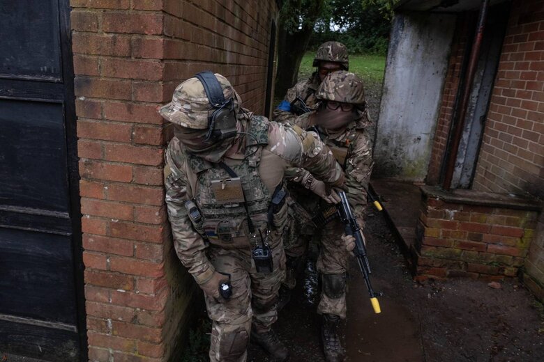 Для тренировки украинских военных в Британии создали полигон из настоящего села 09