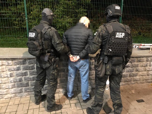 Двое сотрудников полиции Киевщины вымогали долг у охранной фирмы: их взяли с поличным 02