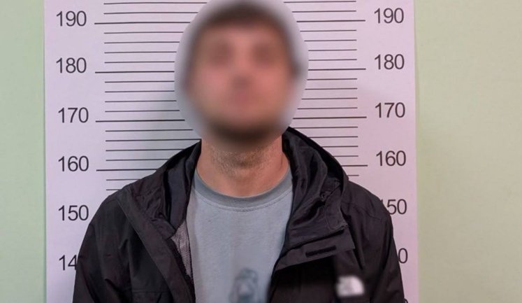 У Василькові чоловік влаштував стрілянину біля дитячого майданчика: двоє поранених. ФОТОрепортаж