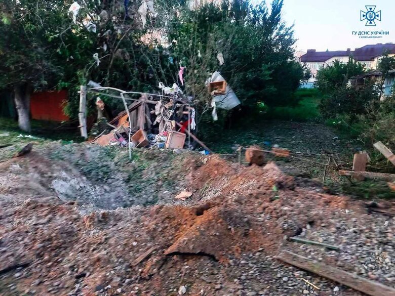 На Київщині уламки дронів пошкодили багатоповерхівку, 12 приватних будинків та спричинили пожежу (оновлено) 07