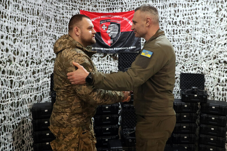 Кличко передав воїнам дрони