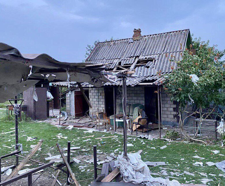 Ворог обстріляв Нікопольський, Синельниківський та Криворізький райони Дніпропетровщини. Пошкоджені будинки, школа, санаторій, - ОВА 02