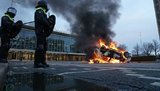 Антикарантинные протесты в Нидерландах: митингующие бросали в полицию камни, правоохранители применяли водометы. Задержаны 250 человек. ВИДЕО