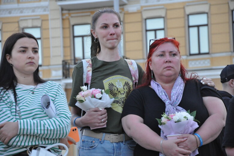 У Києві відкрили інсталяцію-символ стійкості та віри українських військовополонених із Азовсталі 08