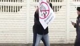 "Вибачте за нього", - казахстанський художник Ахмедьяров прийшов до посольства України в Нур-Султані просити вибачення за слова Токаєва про Крим. ВIДЕО