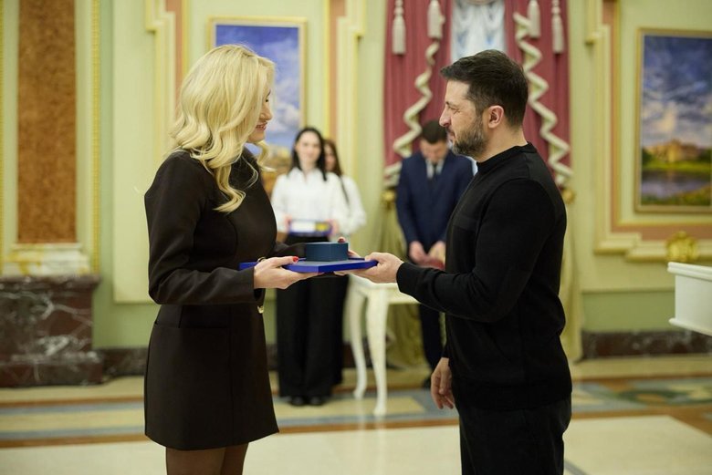 Зеленський вручив державні нагороди волонтерам та акторам