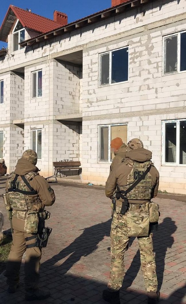 Підпільний цех з обробки бурштину виявлено на Одещині, вилучено 6 тонн бурштину-сирцю, - СБУ 01 Підпільний цех з обробки бурштину виявлено на Одещині, вилучено 6 тонн бурштину-сирцю, - СБУ 01