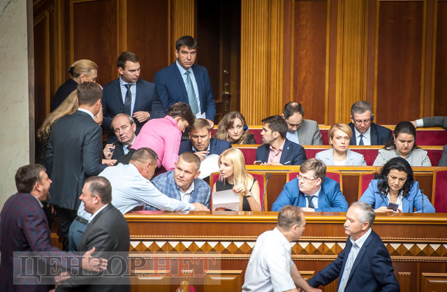 Ажіотаж у ложі Кабміну, запрошення Ляшка Новинському і Савченко, яка читає про націоналізм: як минув робочий день у Раді 02 Ажіотаж у ложі Кабміну, запрошення Ляшка Новинському і Савченко, яка читає про націоналізм: як минув робочий день у Раді 02