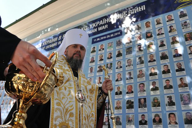 Стену памяти героев в Киеве обновили и освятили 01