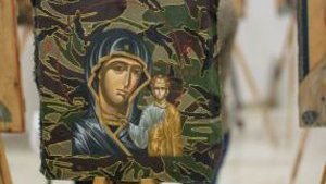 "Ікони, написані на ящиках від набоїв, рятують життя"