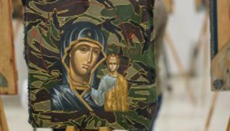 "Ікони, написані на ящиках від набоїв, рятують життя"