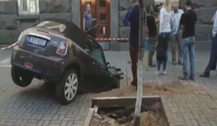Автомобиль гражданина Чехии провалился под землю в центре Киева. ВИДЕО