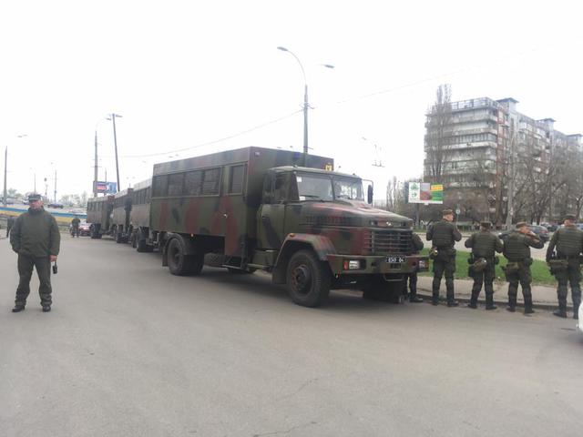 Біля будівлі Оболонського суду, де сьогодні буде винесено вирок торнадівцям, посилено заходи безпеки 06