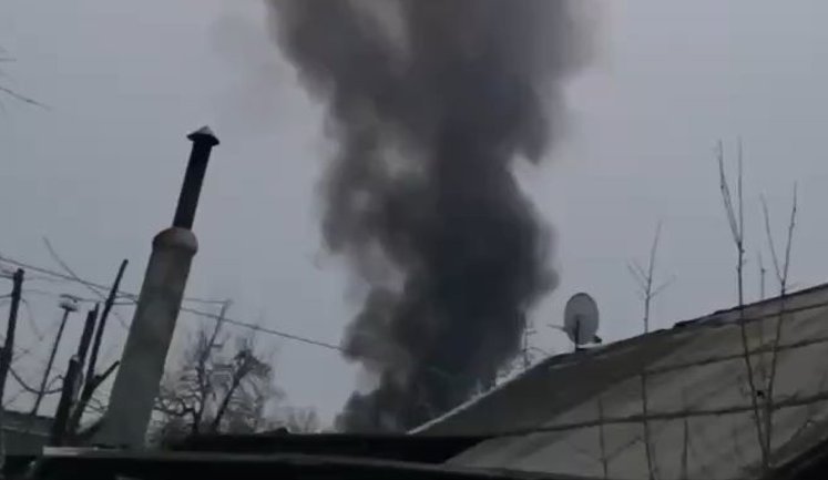 В оккупированном Донецке горит после прилета одно из предприятий: "Петровский район. Попали в завод". ВИДЕО