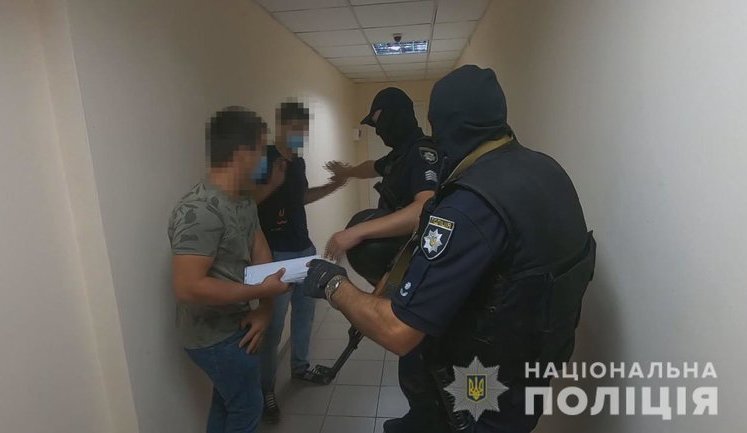 В Одесі 17 молодиків зі зброєю увірвалися на земельний аукціон, - поліція. ВІДЕО+ФОТОрепортаж