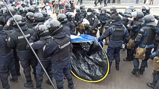 ФОПы попытались установить палатки на Майдане Незалежности: между митингующими и правоохранителями произошли стычки 54