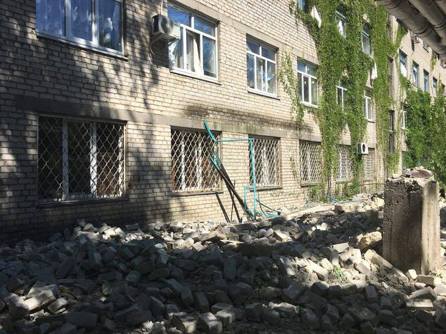 Последствия обстрела Красногоровки боевиками 12