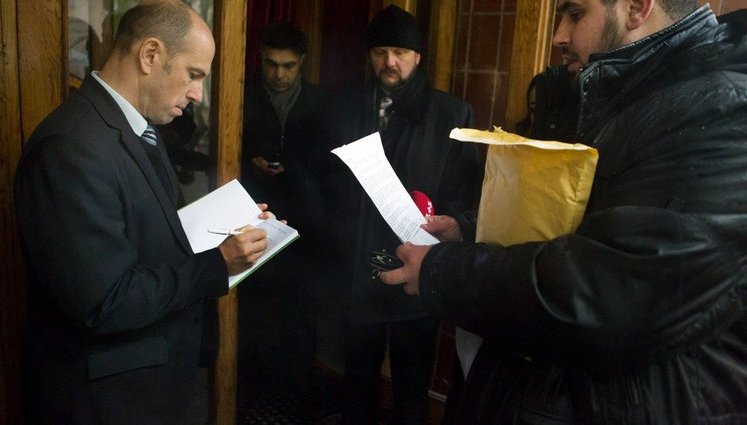 Volunteers returned state awards protesting against surrender of Mariupol and Donetsk region and government’s interference in elections. PHOTOS