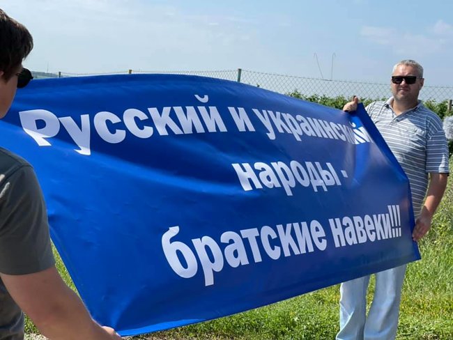 ОПЗЖ знову відновила памятний знак дружби з Росією під Харковом - активісти демонтували його протягом години 03