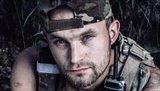 "Махай, доцю, татові. Прощайся з ним", - у Ходорові добровольця Романа Федоришина, друга Федю, люди проводжали в останню путь, стоячи на колінах