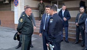 Разумков посетил в больнице правоохранителей, пострадавших при столкновениях под Верховной Радой 17 декабря