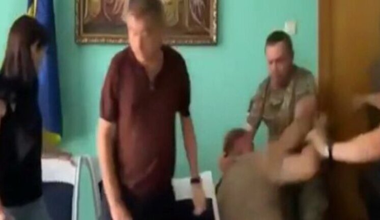 Глава райсовета и мэр Белгород-Днестровского подрались на заседании. ВИДЕО