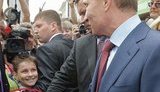 Охрана Путина держит мальчика за шею во время "дружеского" пожатия рук. ФОТОФАКТ