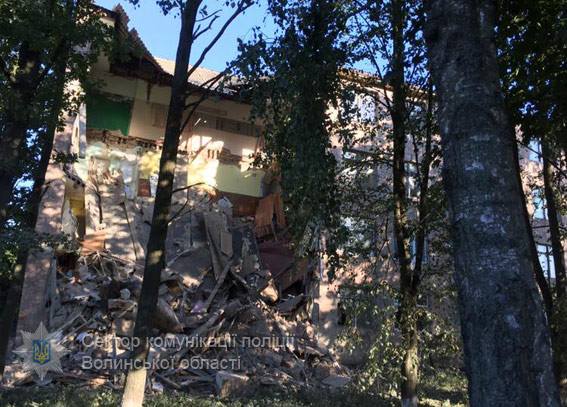 У коледжі на Волині обвалилася стіна 01