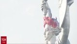 Монумент Родины-матери в Киеве украсили венком из красных маков. ВИДЕО