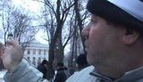 Чернобыльцы под Кабмином: Ночью холодно. Беркутовцы которые нас охраняют, пускают в автобус погреться. ВИДЕО.