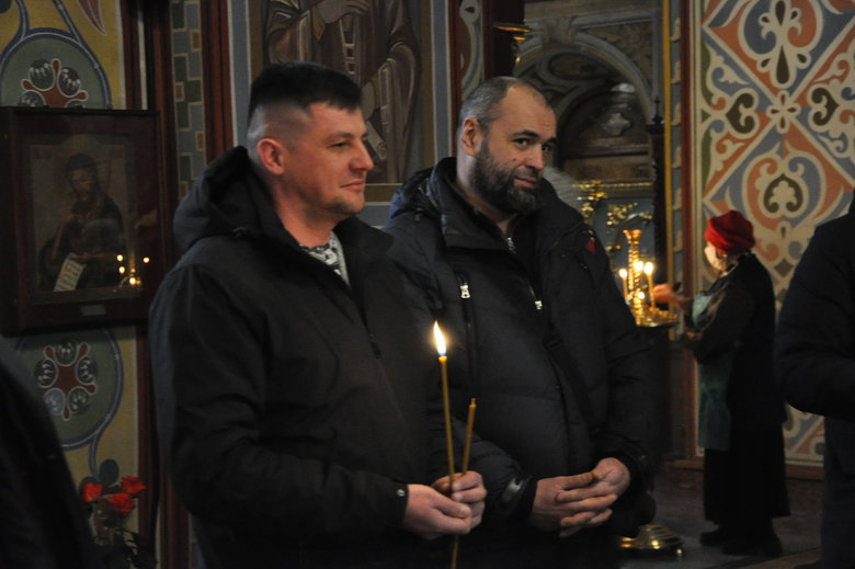 У Києві відбулась панахида за загиблими захисниками Донецького аеропорту 27 У Києві відбулась панахида за загиблими захисниками Донецького аеропорту 27