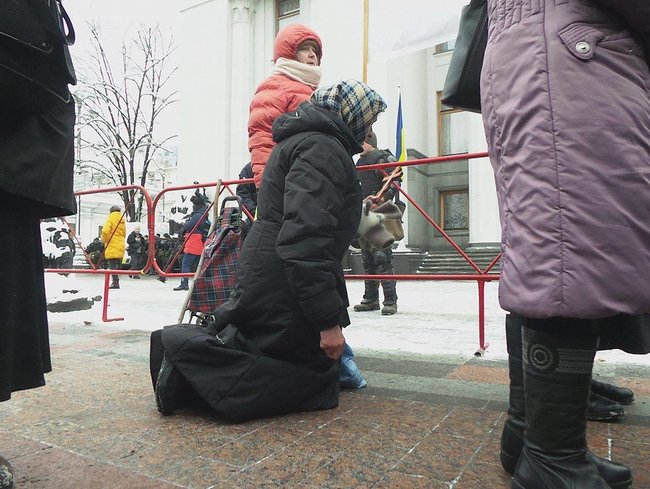 Верующие УПЦ МП пришли молиться под Раду 17