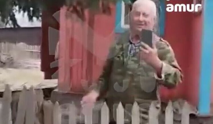 In Primorsky Krai of Russian Federation, pensioner-"terrorist" drives his neighbors wild by playing Ukrainian anthem: "You are disgusting person! Bastard! My son died in Ukraine!". VIDEO