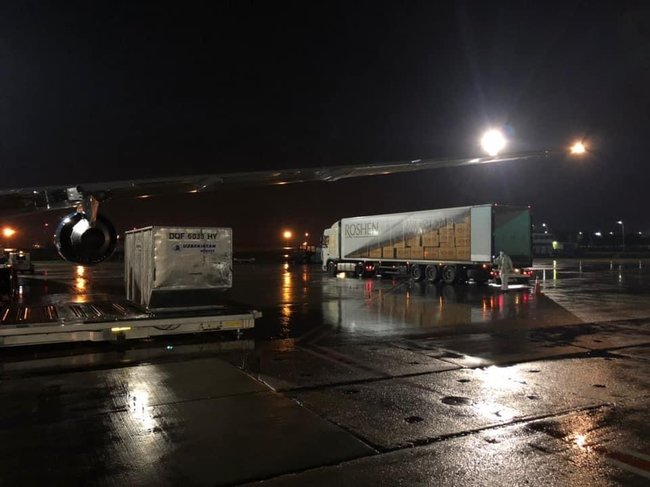 Самолет с второй партией защитных медицинских костюмов, купленных Фондом Порошенко и компанией Рошен в Южной Корее, приземлился в Борисполе 05