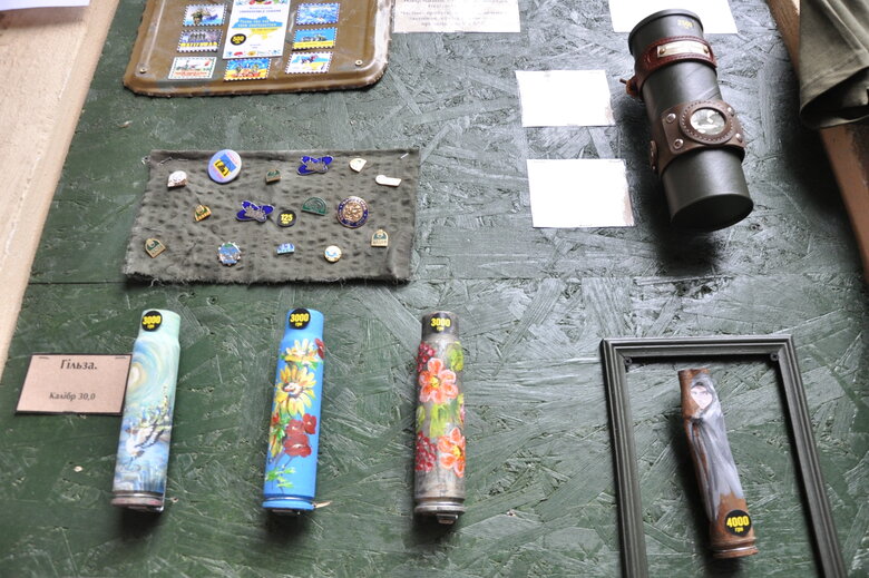 Кресло-катапульта, образцы снарядов и личные вещи рашистов: На Андреевском спуске открылась благотворительная выставка Спротив-2022 81 Кресло-катапульта, образцы снарядов и личные вещи рашистов: На Андреевском спуске открылась благотворительная выставка Спротив-2022 81