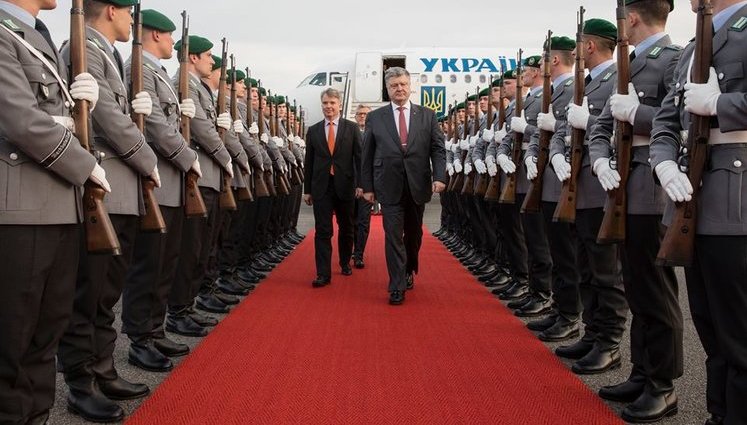 Введення миротворців на Донбас і підтримка реформ в Україні - головні питання розпочатого візиту Порошенка в Німеччину. ФОТО