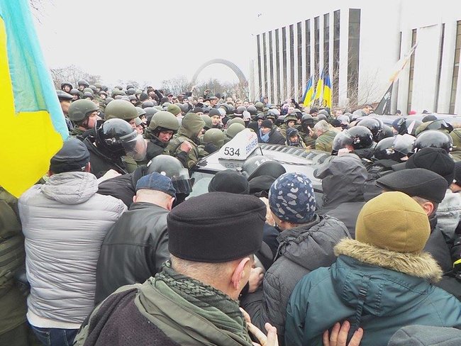 Автомобіль зі Саакашвілі заблоковано, поліція спробувала прорватися, але безуспішно, застосовується газ 07