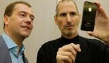 Медведев в США получил в подарок новый iPhone, написал в Twitter и сказал Шварцнеггеру &amp;quot;Hasta la Vista, baby&amp;quot;. ФОТОрепортаж.