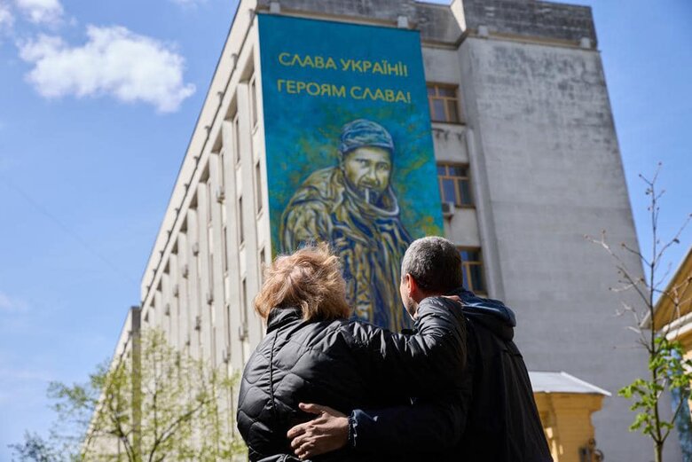 У центрі Києва з’явився мурал на честь Героя України Олександра Мацієвського 07