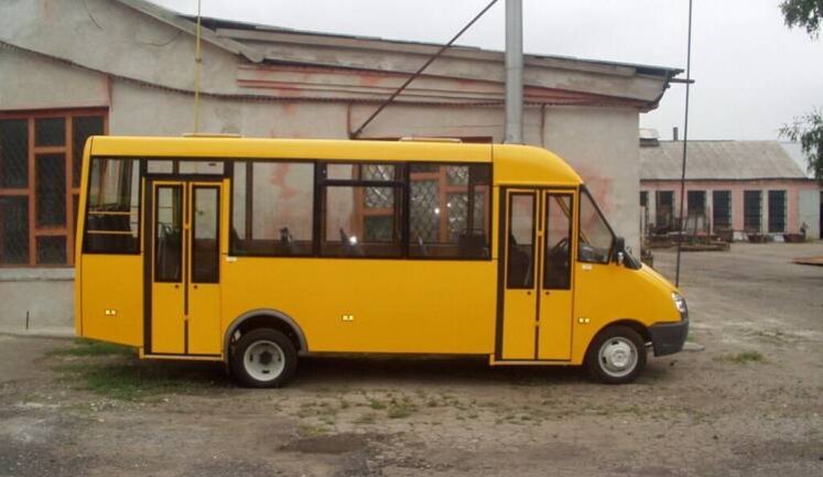 Russians fire at a minibus with an anti-tank missile in Sumy region