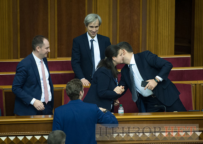 Депутати-соньки, Кіссе, який голосує за трьох, радісний Гройсман і обійми Лозового з Ляшком: як Рада вночі приймала Держбюджет-2019 31