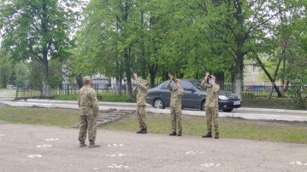У Синельниковому на Дніпропетровщині відкрили меморіальні дошки пятьом загиблим у зоні АТО воїнам: вони були серед перших мобілізованих на захист України 13