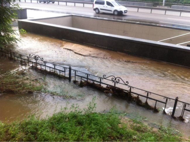 В Киеве прорвало водопроводную магистраль: вода залила улицу Гарматную 01
