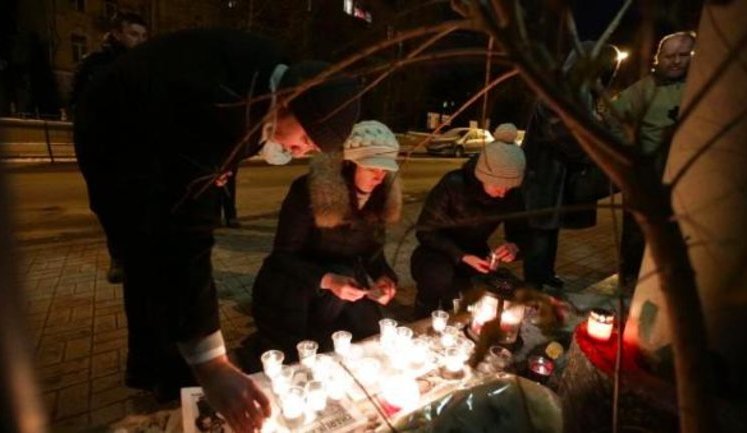 Kyiv residents bring flowers and candles to the Embassy of France in memory of journalists murdered in Paris, in spite of the severe frost. PHOTOS