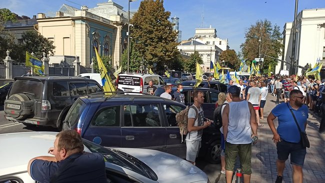 Євробляхери приїхали під Раду вимагати доступного розмитнення автомобілів 06